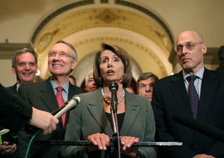 Nancy Pelosi, forseti fulltrúadeildar Bandaríkjaþings, greinir frá stöðu mála. Með henni eru fv. Harry Reid, forseti öldungadeildar, og Hank Paulson, fjármálaráðherra.