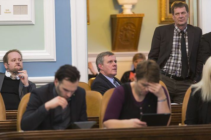 Hart var tekist á í sölum þingsins í gær. Sökuðu stjórnarandstöðuþingmenn meirihluta atvinnuveganefndar um að brjóta lög.