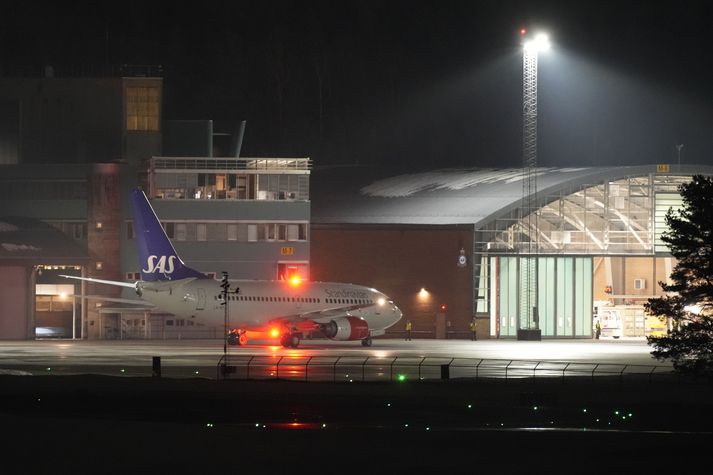 Umferð um Gardemoen flugvöll í Osló var lokað í um þrjár klukkustundir í fyrrinótt.