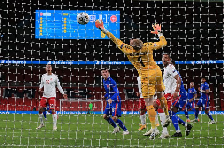 Kasper Schmeichel ver skalla Masons Mount í leik Englands og Danmerkur í Þjóðadeildinni í gær.