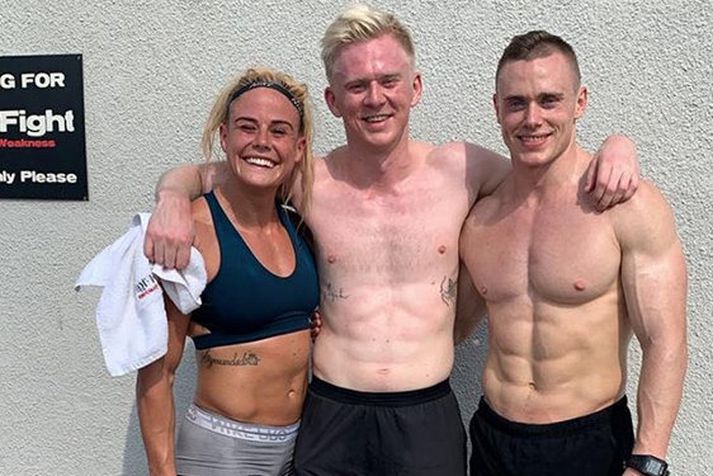 Sara Sigmundsdóttir og Björgvin Karl Guðmundsson með Símon Levi út í Dúbaí