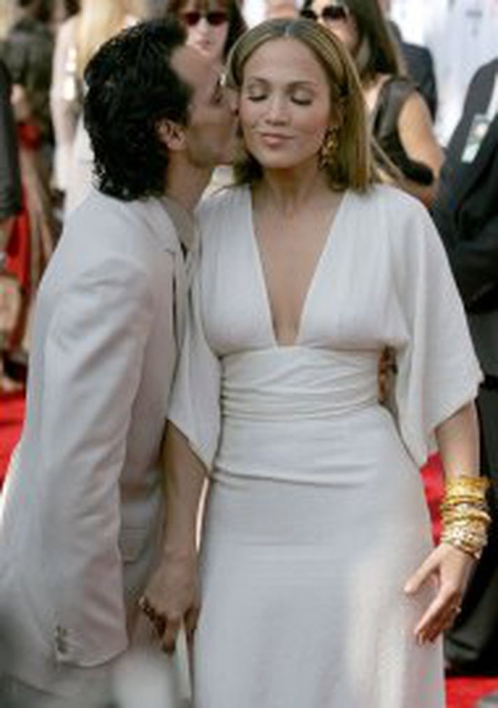 Söngvarinn Marc Anthony smellir kossi á konu sína, Jennifer Lopez.