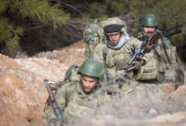 Tyrkneskir hermenn á leið til Afrin.