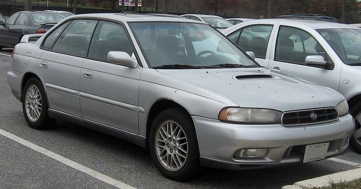 1999 árgerðin af Subaru Legacy. Bíllinn sem stolið var aðfaranótt fimmtudags er kominn í leitirnar.