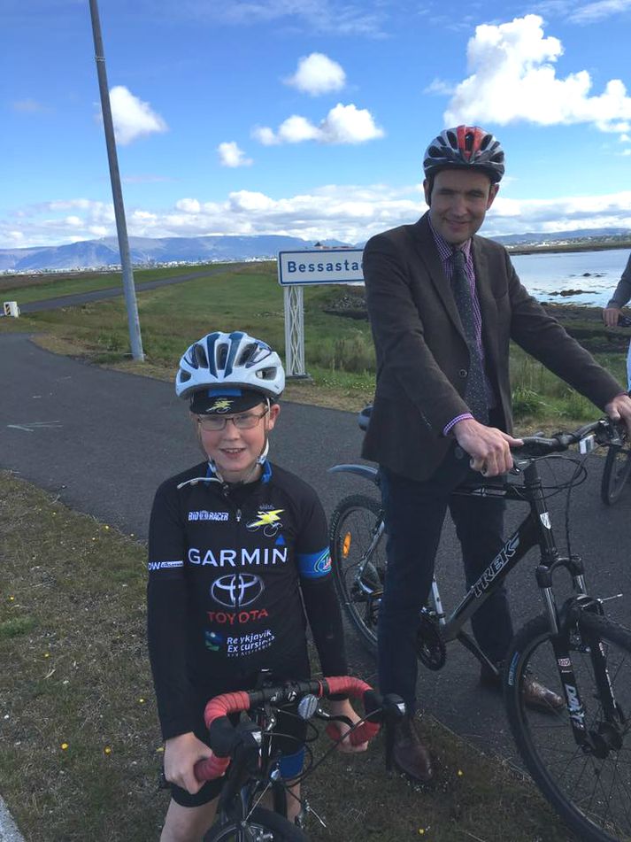 Guðni Th. tók á móti hjólreiðaköppunum á hjólinu sínu.
