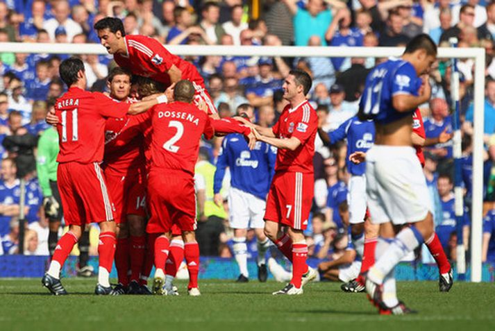 Leikmenn Liverpool fagna síðara marki torres í dag.