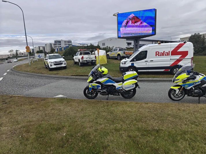 Einhverjar tafir urðu á umferð.