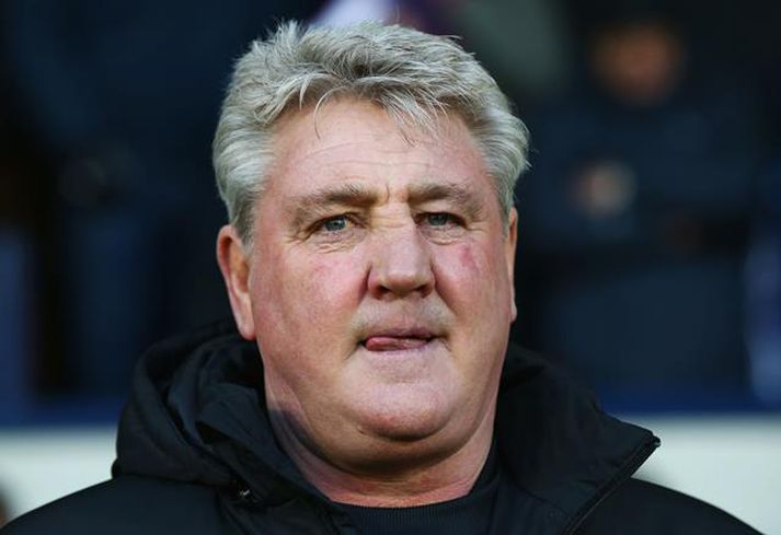 Steve Bruce og lærisveinar hans mæta Leicester á útivelli á morgun.