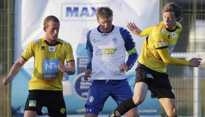 Mark Doninger er hér lengst til vinsri í leik með ÍA.