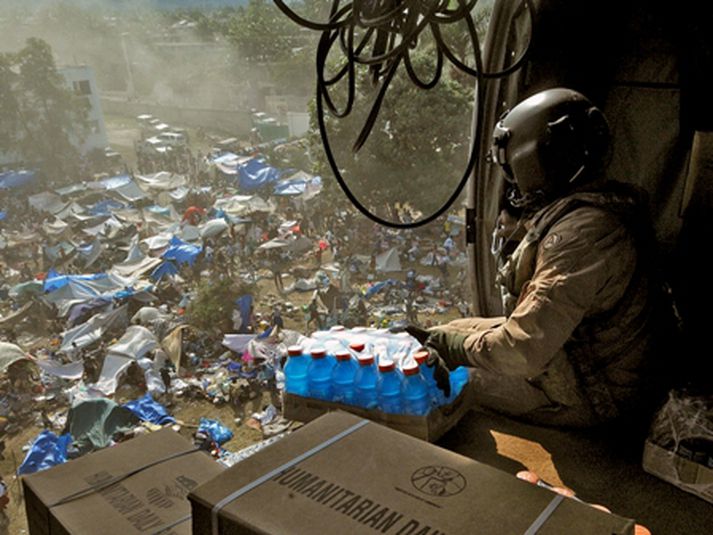 Frá björgunaraðgerðum í höfuðborginni Port au Prince í gær.