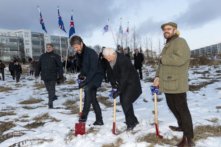 Fyrstu skóflustungurnar að hjúkrunarheimili.