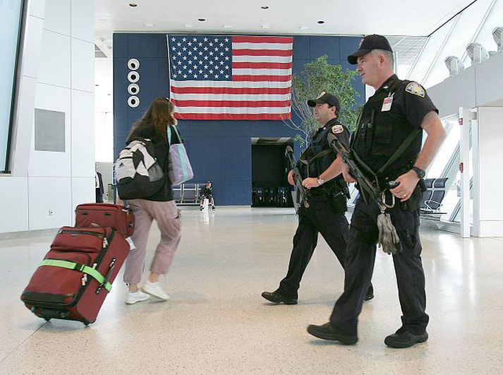 Farþegaeftirlit Ferðalangur gengur hjá þungvopnuðum landamæravörðum  í New York. Verði samningur um upplýsingagjöf um farþega evrópskra flugfélaga til bandarískra yfirvalda dæmdur ógildur gæti það valdið flugfélögunum vandræðum vestra.