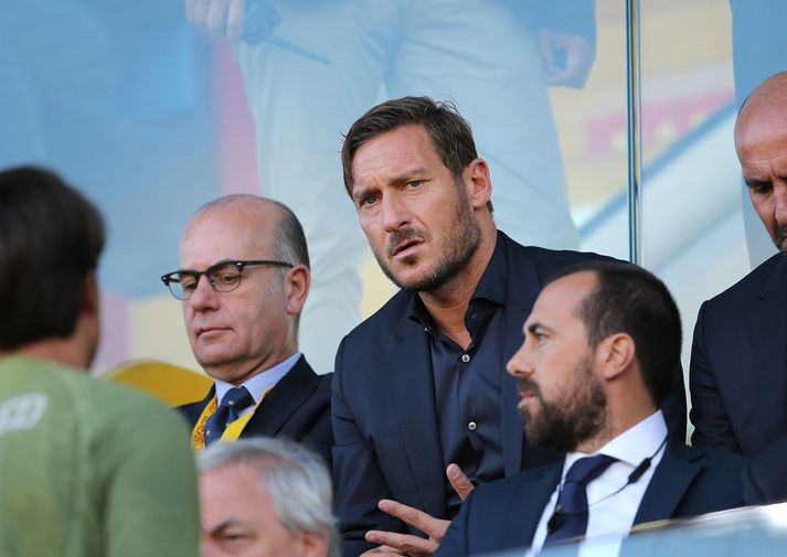 Totti nýtur lífsins í stúkunni.
