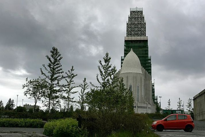 Steypuskemmdir í turni Hallgrímskirkju eru sagðar vera miklu meiri en upphaflega var talið. Mynd/ Arnþór.