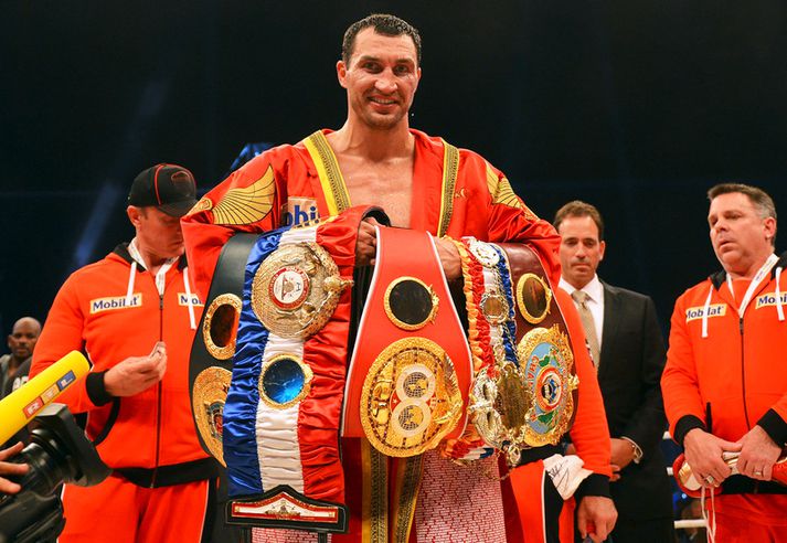 Klitschko með beltin sín fimm í gær.