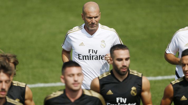 Zidane tekur virkan þátt í upphitun Real Madríd-liðsins.