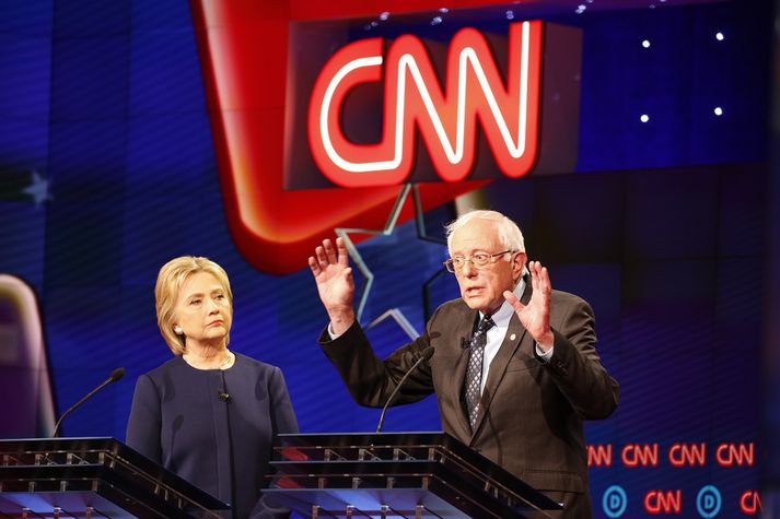 Clinton og Sanders á sviði í nótt.