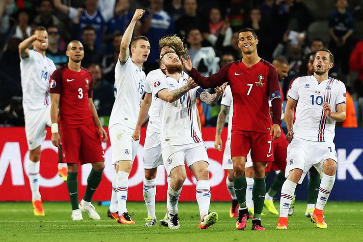 Cristiano Ronaldo og íslensku strákarnir eftir að lokaflautið gall í leik Íslands og Portúgals á Stade Geoffroy-Guichard í Saint-Etienne á EM 2016.