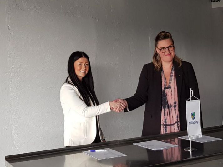 Berglind Harpa Svavarsdóttir og Jónína Brynjólfsdóttir árið 2022 þegar flokkarnir mynduðu meirihluta.