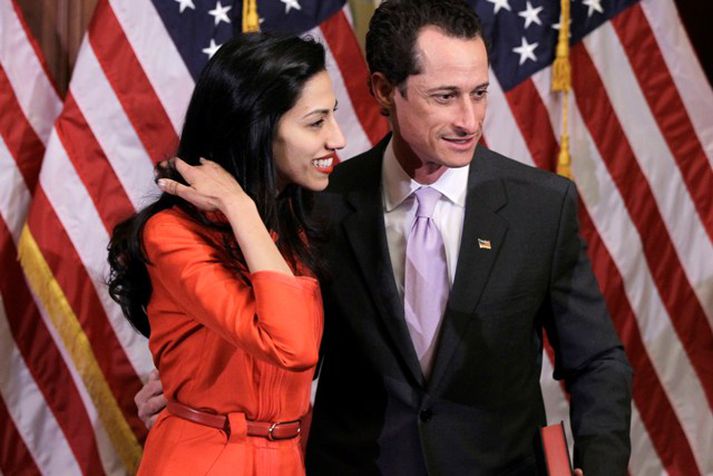 Anthony Weiner og Huma Abedin eiginkona hans. Hún ber nú fyrsta barn þeirra hjóna undir belti - en hún ku vera komin nokkra mánuði á leið.