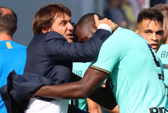 Antonio Conte og Romelu Lukaku á góðri stundu er þeir voru báðir hjá Inter. Conte þjálfar Tottneham í dag á meðan Lukaku leikur fyrir Chelsea.
