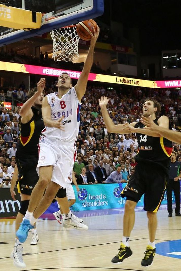 Nemanja Bjelica skorar hér á móti Þjóðverjum og Dirk Nowitzki getur ekkert annað en horft á.