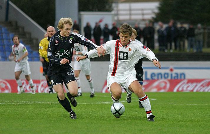 Símun Samuelsen og Davíð Þór Rúnarsson eigast við í undanúrslitaleiknum 2006. 