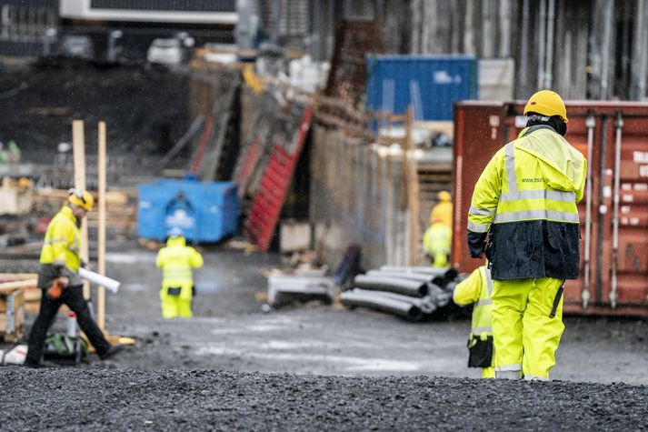 Seðlabanki Íslands tekur fram í nýju riti um fjármálastöðugleika að "óljóst“ sé hversu mikið svigrúm fyrirtæki hafi til hagræðingar til þess að mæta launahækkunum.