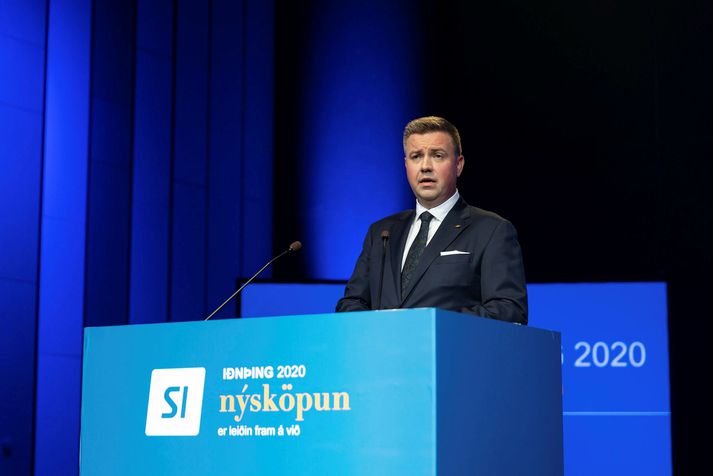 Árni Sigurjónsson í ræðustól á Iðnþinginu árið 2020.