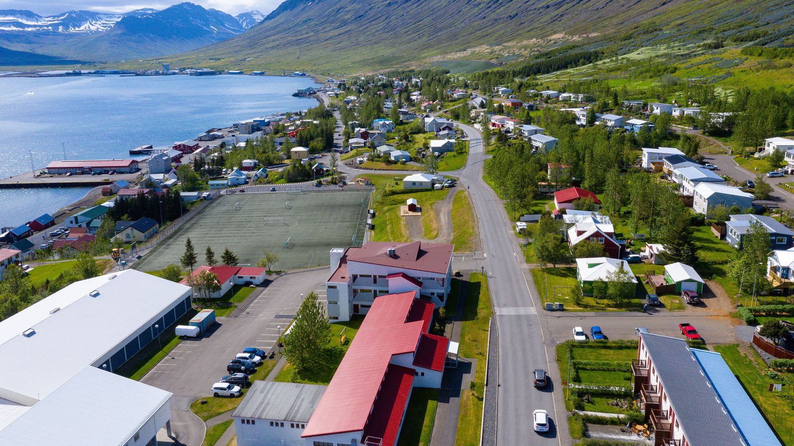 Al­var­lega slasaður eftir fall af svölum