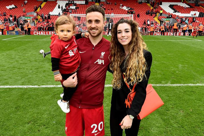 Diogo Jota með eiginkonu sinni Rute og barni sínu fyrir leik Liverpool og Wolverhampton Wanderers í fyrra.