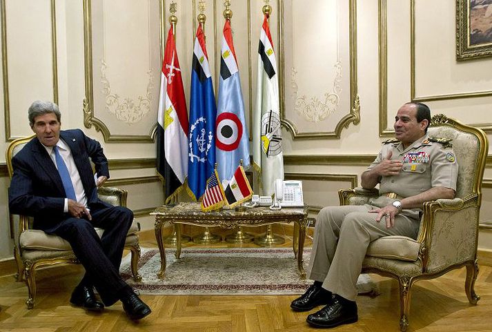 Kerry fullvissaði Abdel Fattah al-Sissi, varnarmálaráðherra Egyptalands, að Bandaríkin muni vernda bandamenn sína.