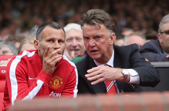 Giggs og Van Gaal ræðast við á bekknum hjá Manchester United.