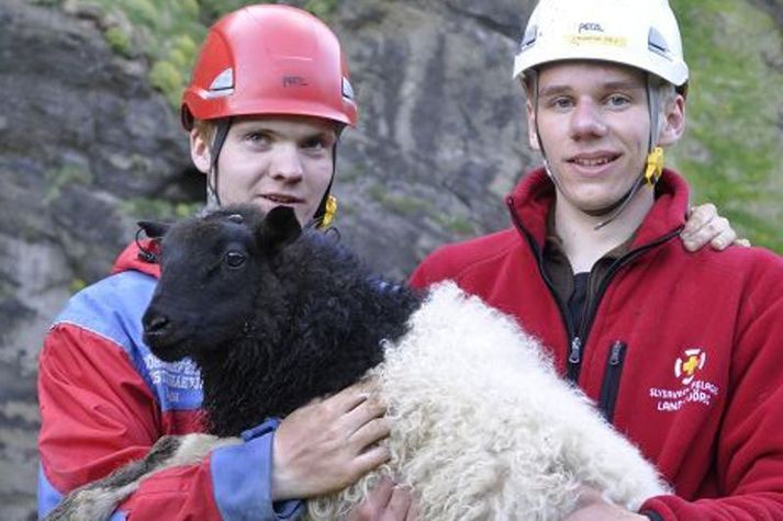 Heil á húfi Þeir Ármann og Bjarki Týr með lambið.Fréttablaðið/Óskar P. Friðriksson