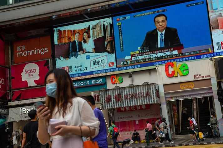 Li Keqiang, forsætisráðherra Kína, á sjónvarpsskjá í Hong Kong. Kínverska þingið samþykkti umdeild þjóðaröryggislög sem eru sögð þrengja að réttindum íbúa sjálfstjórnarsvæðisins.