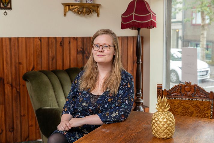 Ásta Guðrún Helgadóttir með gylltum ananas á Forsetanum, en ávöxturinn hefur verið samofinn forsetaembættinu frá upphafi árs 2017.