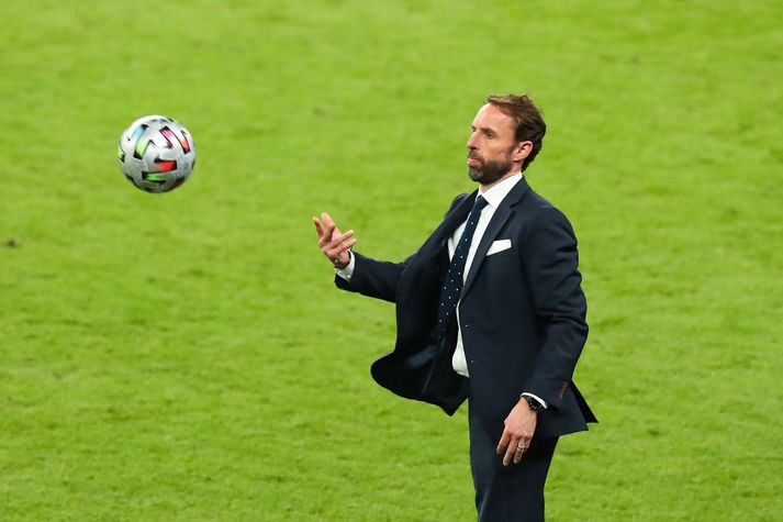 Gareth Southgate vill sjá fleiri konur vinna með enska karlalandsliðinu í knattsyrnu.