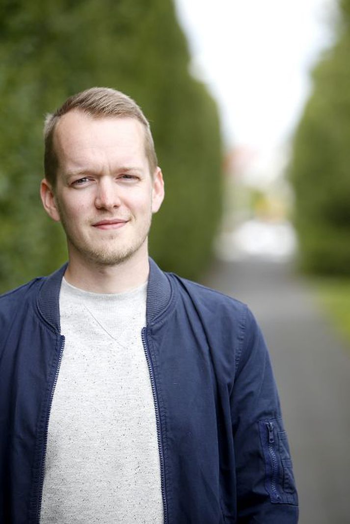 "Verkið er stúdía um hvernig við sviðsetjum raunveruleikann og tækin sem við notum til þess. Hvert getur flóttinn undan manni sjálfum rekið mann?“ segir Jónas Reynir.