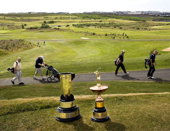 Golfvellir þurfa daglegan slátt yfir sumartímann.