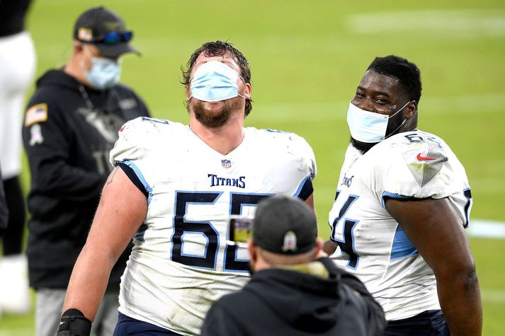 Tennessee Titans leikmennirnir Aaron Brewer og Nate Davis grínuðust með það að setja upp grímur á hiðarlínunni í síðasta leik liðsins.