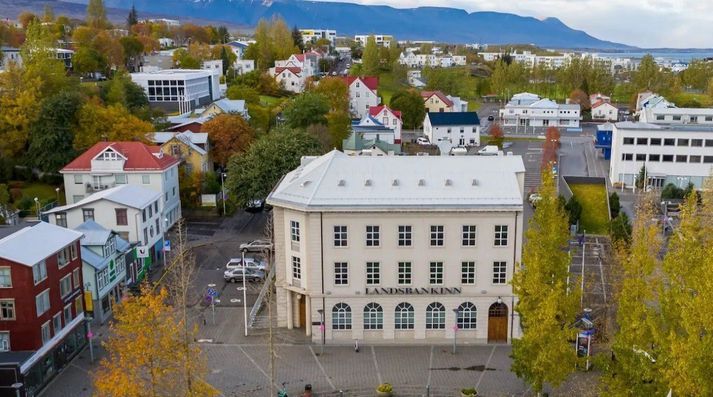 Landsbankahúsið setur sinn svip á miðbæ Akureyrar.