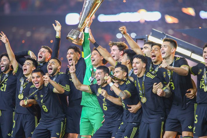 Guillermo Ochoa og Edson Alvarez lyfta Gullbikarnum í nótt með félögum sínum í landsliði Mexíkó.