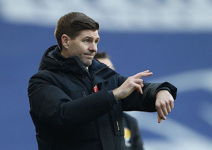 Gerrad á hliðarlínunni á Ibrox leikvanginum fræga í gær.