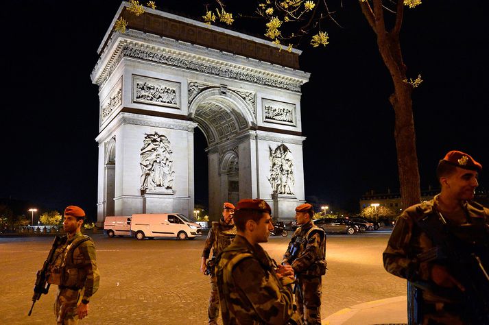 Öryggisgæsla var aukin í miðborg Parísar í gærkvöldi eftir árásina.