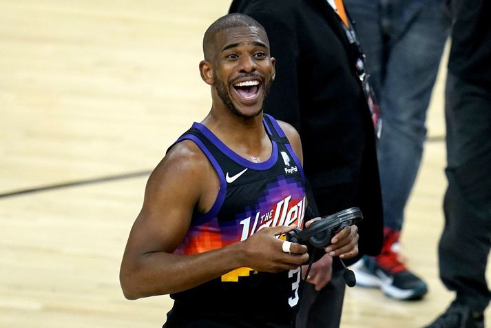 Chris Paul hafði heldur betur ástæðu til að brosa eftir leik eitt í lokaúrslitum NBA þar sem Phoenix Suns vann góðan sigur og hann átti frábæran leik.