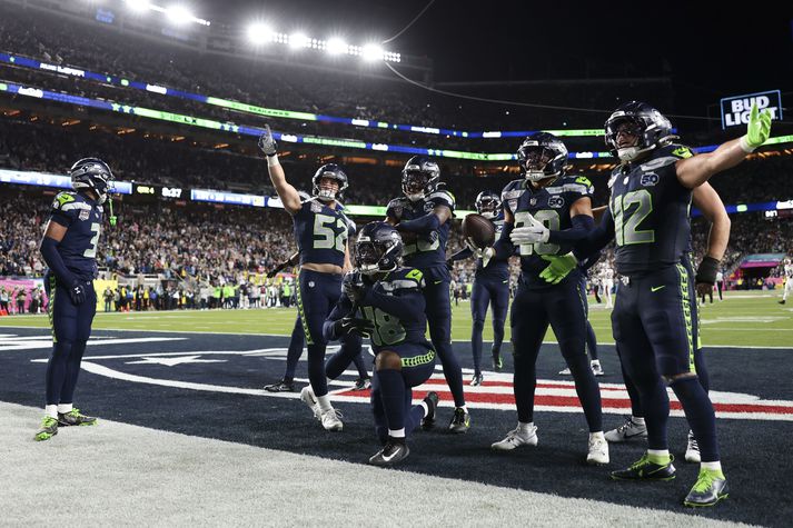 Varnarmenn Seattle Seahawks voru frábærir í kvöld og fagna hér snertimarki í leiknum
