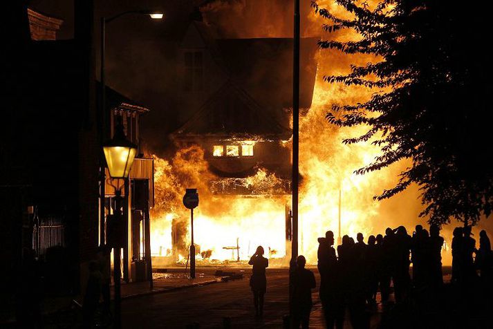 Óeirðirnar breiddust út um borgina í gær og var meðal annars kveikt í þessari verslun í Croydon. fréttablaðið/ap