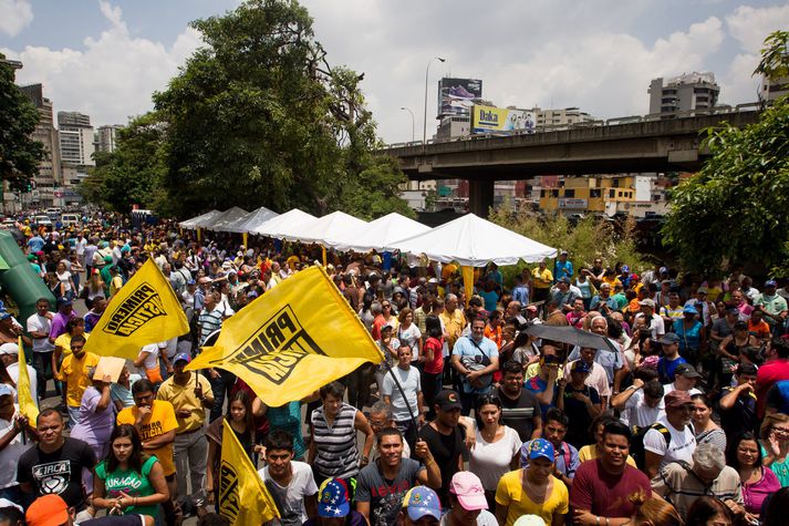 Fjöldafundur í Caracas, höfuðborg Venesúela þar sem farið er fram á afsögn forseta landsins.