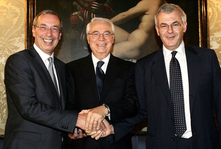 Alessandro Profumo, bankastjóri Unicredit, Cesare Geronzi, stjórnarformaður Capitalia, og  Dieter Rampl, stjórnarformaður þýska bankans HypoVereinsbank, innsigla viðskiptin á sunnudag.