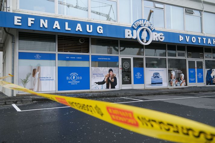 Lögreglan rannsakar brunann en tildrög hans liggja ekki enn fyrir. 